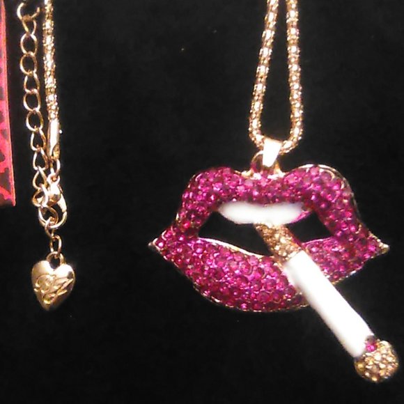 Betsey Johnson Sexy Deep Pink LIPS Lipstick Crystal Rhinestone Pendant Necklace - Picture 10 of 10